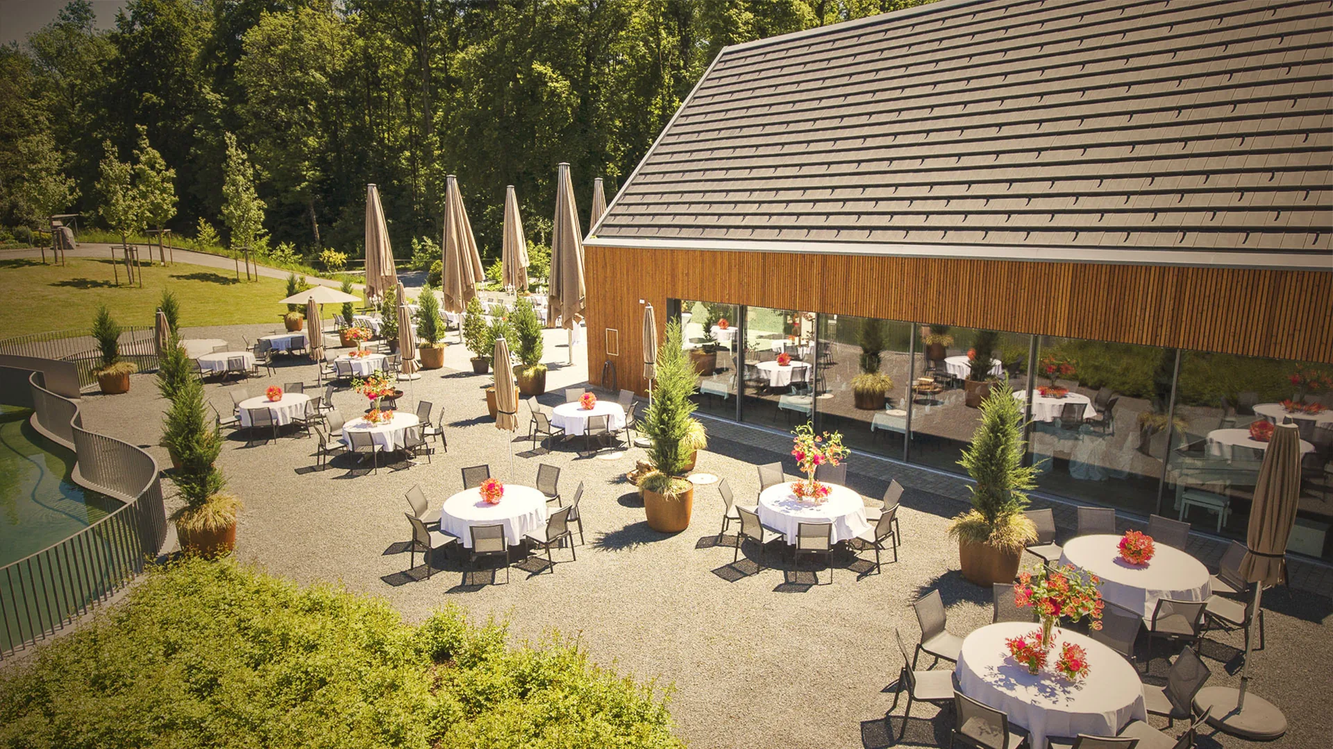 Heuboden — Gartenanlage mit gedeckten Tischen